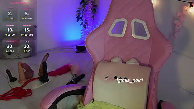 Snapshot of mia_noir chatting on October 14, 4:59 am mia noir online show from October 14, 4:59 am