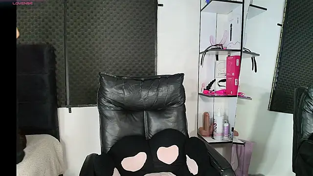 karlamoon23 online show from March 7, 9:22 pm