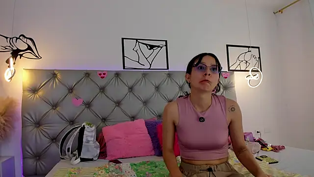 Naughty Couple83 online show from March 14, 3:46 pm