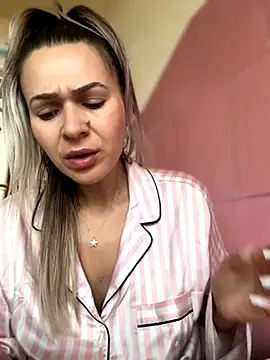 Snapshot of iSelena chatting on October 10, 5:56 am iSelena online show from October 10, 5:56 am