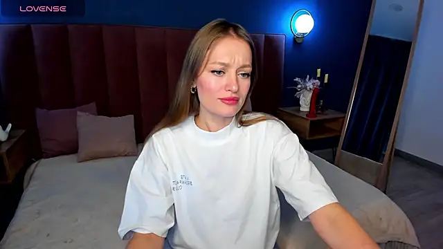 EvelynPoole online show from October 10, 4:50 am