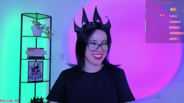 girldom online show from March 9, 4:10 pm