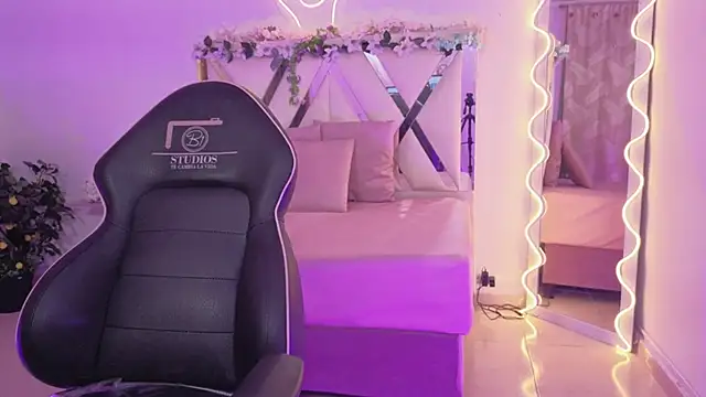 ZURY TAY online show from March 30, 11:54 am