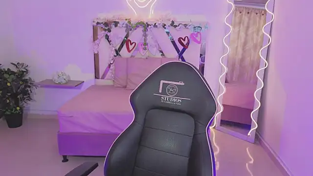 ZURY TAY online show from November 28, 12:41 pm