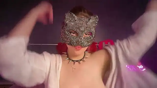 Lunahadidd online show from February 28, 7:13 pm