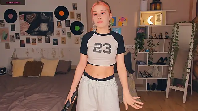 VedaSchulz online show from February 11, 6:42 pm