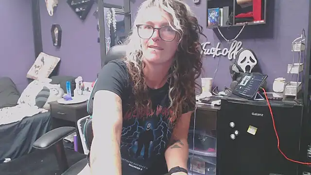 Snapshot of oddywithabody chatting on October 13, 7:22 am oddywithabody online show from October 13, 7:22 am