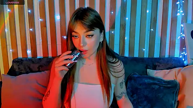 Emily Tylerr online show from November 18, 8:04 am