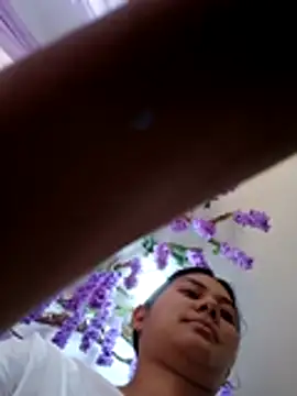 Snapshot of burbuja02 chatting on October 25, 2:35 pm burbuja02 online show from October 25, 2:35 pm