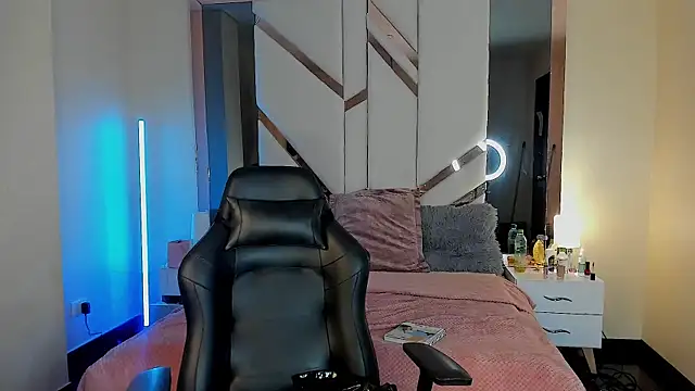 EmmaStonns online show from December 22, 1:25 pm