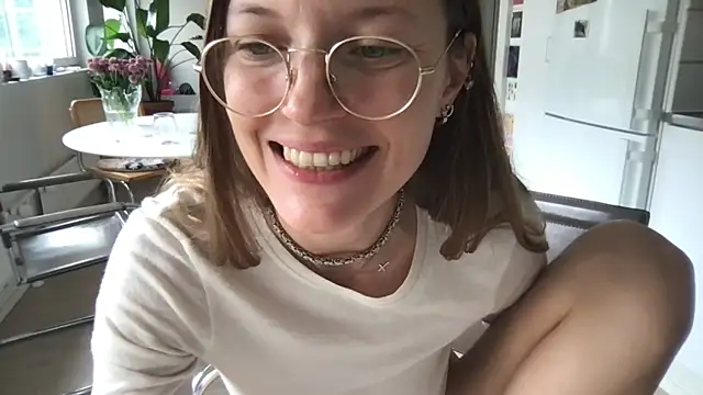 Snapshot of Scorpion_Peach chatting on September 18, 10:25 am Scorpion Peach online show from September 18, 10:25 am