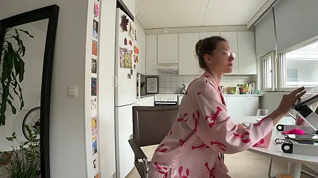 Snapshot of Scorpion_Peach chatting on October 7, 8:19 am Scorpion Peach online show from October 7, 8:19 am