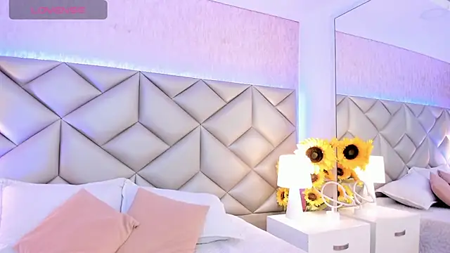 dafnne hall online show from December 18, 4:50 am