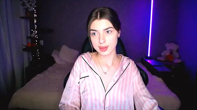 Dianaa Lee0 online show from April 8, 9:50 pm