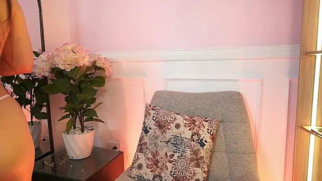 MilaCrave online show from April 3, 11:41 am