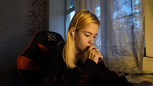 Witching Moon online show from November 18, 8:04 am