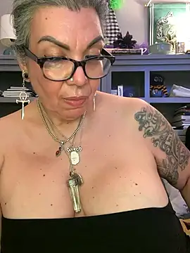 dieseldame1313 online show from April 15, 2:56 am