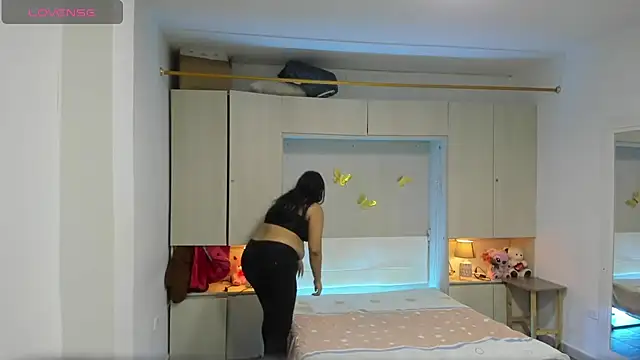 LilyWhitney online show from April 14, 4:01 am