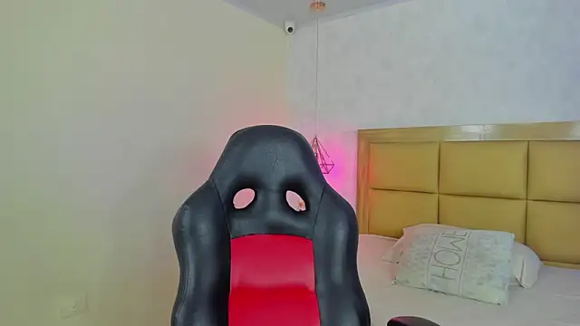 MELISSAROUGE online show from February 13, 8:10 pm