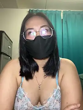 melyiaaa online show from May 1, 2:42 pm