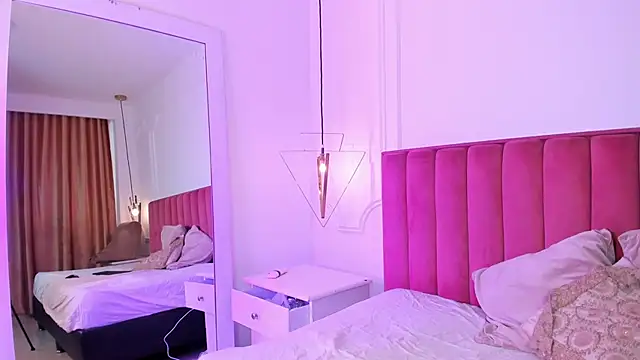 Tessa Sinclaire online show from March 14, 10:00 pm