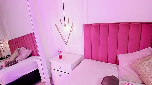 Tessa Sinclaire online show from February 18, 8:30 pm