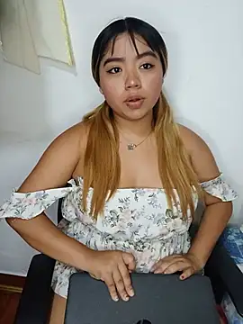 Emily  Hott online show from July 5, 12:39 am