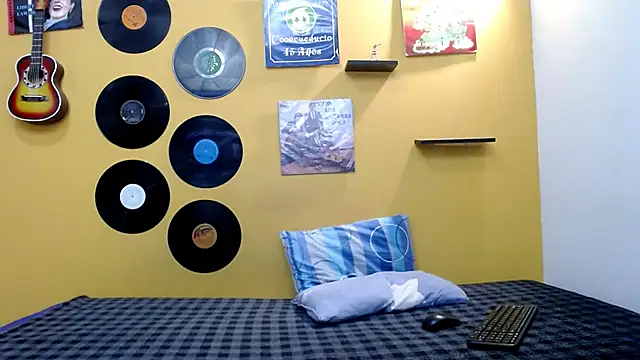 skinnyverus18 online show from April 9, 7:08 pm