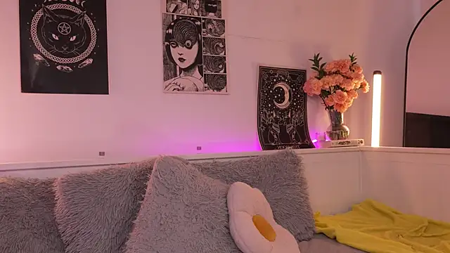 Snapshot of sophieee_art chatting on October 20, 9:29 pm sophieee art online show from October 20, 9:29 pm