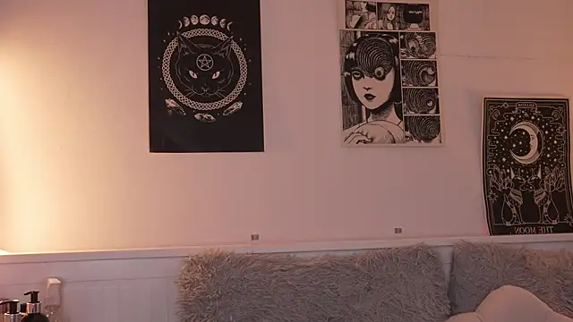 Snapshot of sophieee_art chatting on October 1, 9:09 pm sophieee art online show from October 1, 9:09 pm