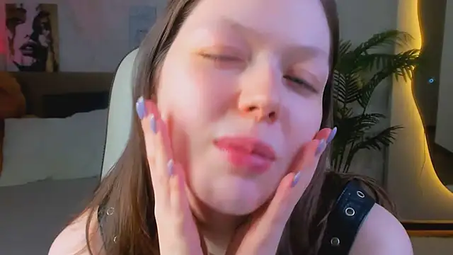 Lunar Lily online show from April 18, 5:32 am