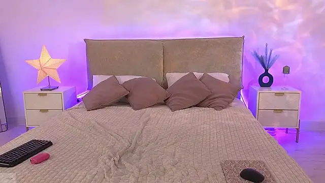 Jules night online show from February 5, 9:18 pm