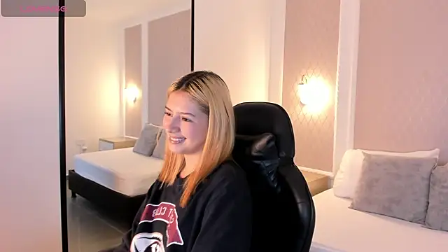 daniand  online show from November 11, 2:07 am