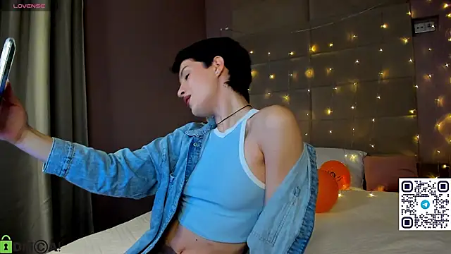 Adeline Perle online show from October 30, 1:30 am