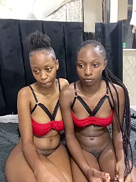 SexyPetitex25 online show from February 24, 9:46 pm