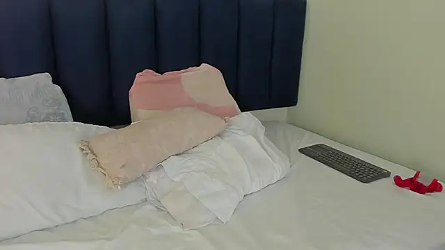 sophieturner mg online show from February 13, 7:37 pm