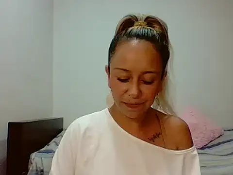 Snapshot of leah_susman chatting on October 17, 2:37 am leah susman online show from October 17, 2:37 am