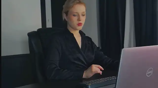 Snapshot of CaitlinSugar chatting on October 14, 5:10 am CaitlinSugar online show from October 14, 5:10 am