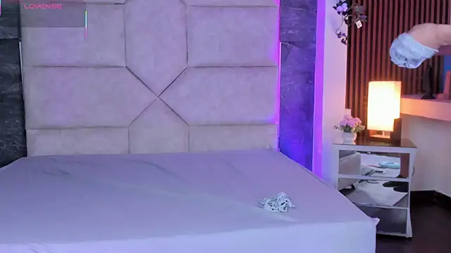 Slenna Moon online show from December 1, 5:00 am