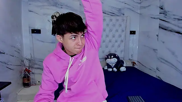 Ari and Storm online show from February 3, 3:06 pm