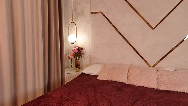 Olivia Mourr online show from December 3, 5:15 pm