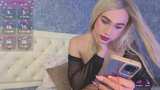 Snapshot of saraah_queen1 chatting on October 21, 3:32 am saraah queen1 online show from October 21, 3:32 am