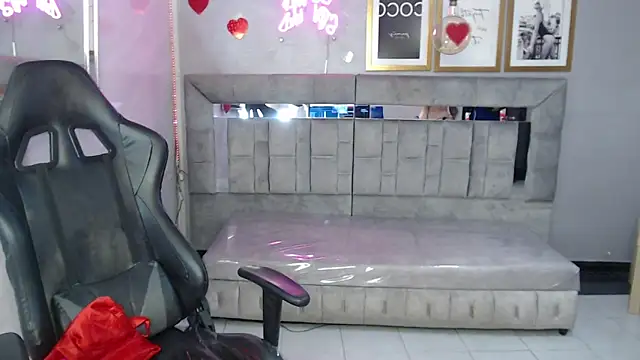 Red Bunny v online show from March 29, 8:30 pm