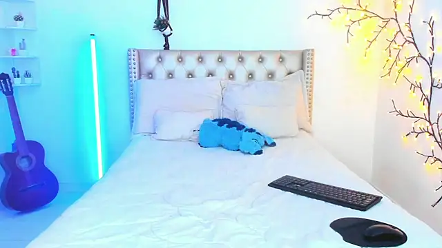 LenaStylesOA online show from April 6, 8:32 pm