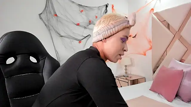 cloemorwen online show from October 31, 10:25 pm