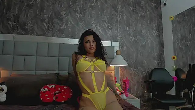 yiyisandoval online show from March 18, 7:19 pm