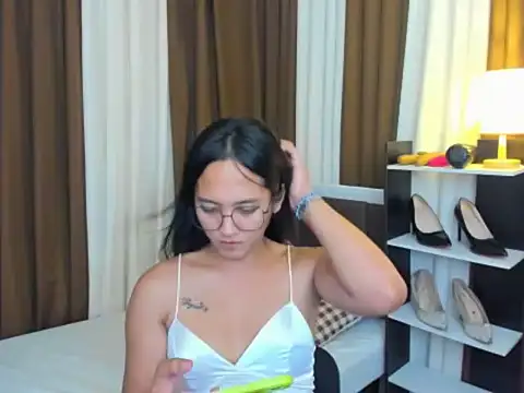 Snapshot of URHottestAngel chatting on September 13, 7:11 pm URHottestAngel online show from September 13, 7:11 pm