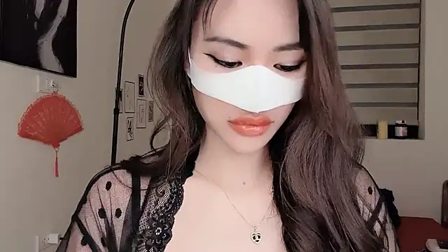 MaiLiiil online show from November 8, 2:11 pm