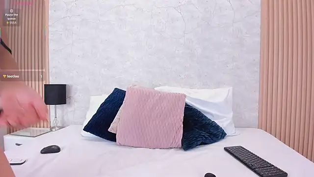 NaomyCollins   online show from October 8, 2:10 pm