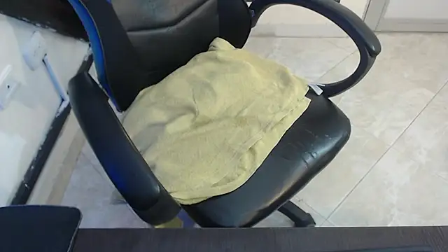 Snapshot of emily_rz1 chatting on October 10, 8:14 pm emily rz1 online show from October 10, 8:14 pm